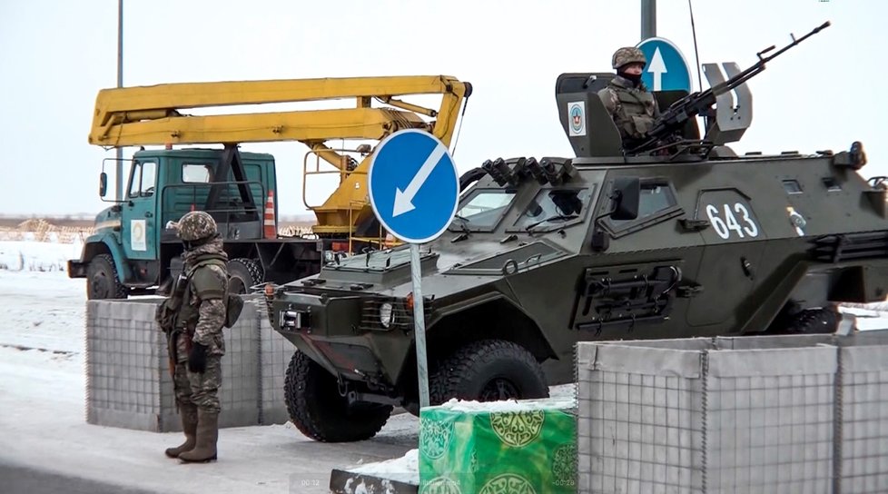 Kazašská armáda na stráži před nepokoji.