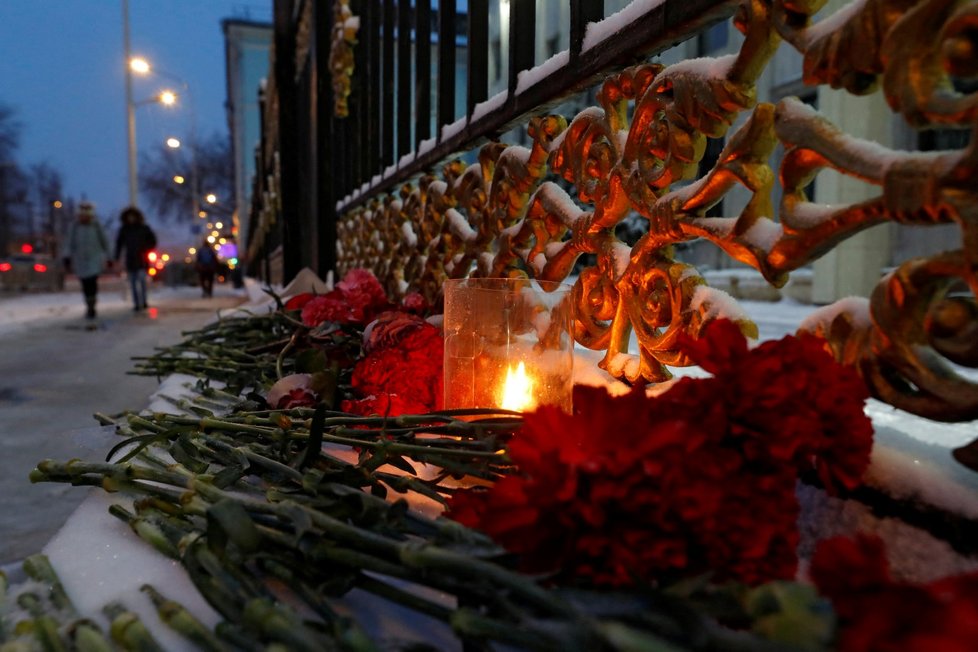 Kazašská ambasáda v Moskvě: Lidé uctívají zabité.