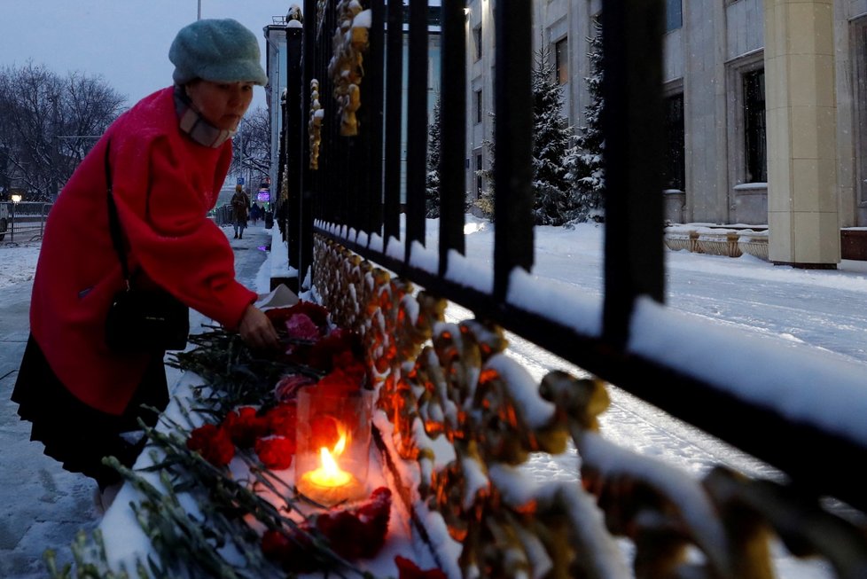 Kazachstánská ambasáda v Moskvě: Lidé uctívají zabité.