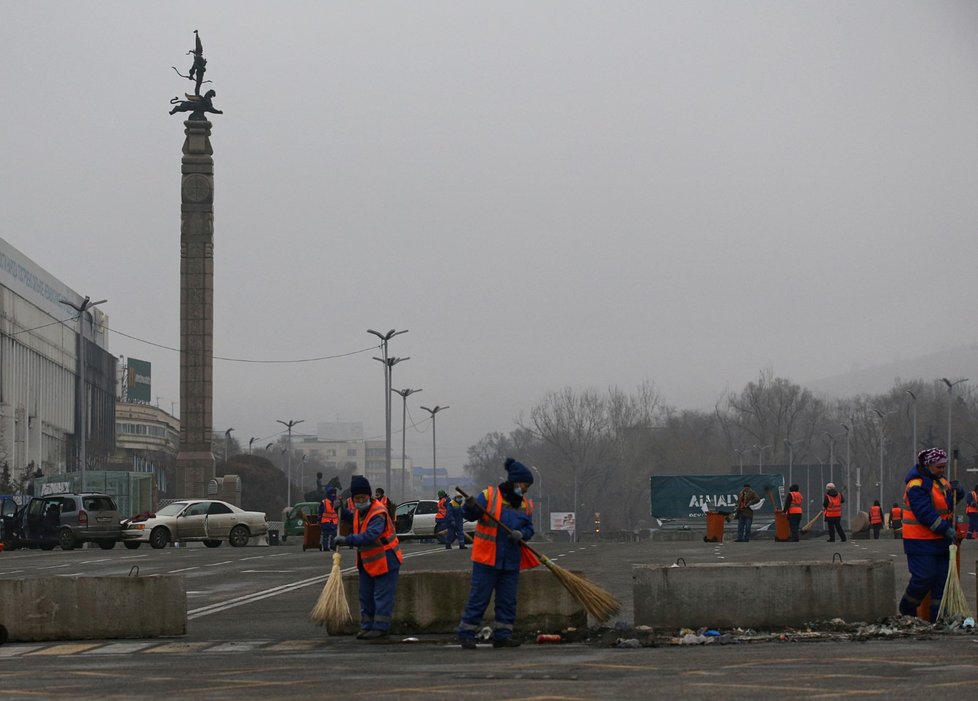 Almaty: Vlajka na půl žerdi za zabité při protestech a nepokojích