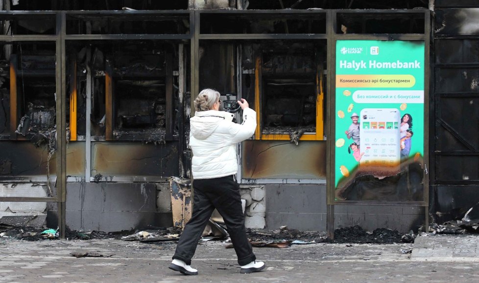 Protesty v Kazachstánu místy přerostly v rabování.