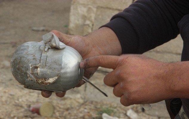 Snímky z Aleppa: Rusko prý při náletech v Sýrii používá kazetové pumy.