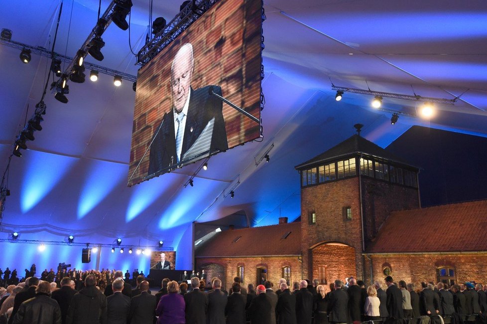 Kazimierz Albin hovoří na konferenci v Osvětimi v roce 2015