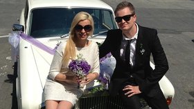 Kazma se s Kateřinou fotil u svatebního auta. Jen nějak zapomněli na prstýnky.
