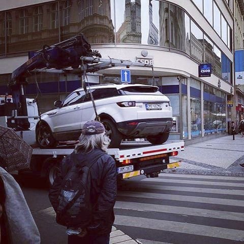 Moderátorovi Kazmovi odtáhli auto. Jeho to rozhodně nijak nerozhodilo, naopak! Náramně se bavil.