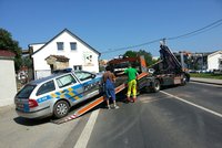 Řidič vletěl při honičce do zátarasu: Tři policisty zranil!