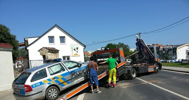 Řidič vletěl při honičce do zátarasu: Tři policisty zranil!