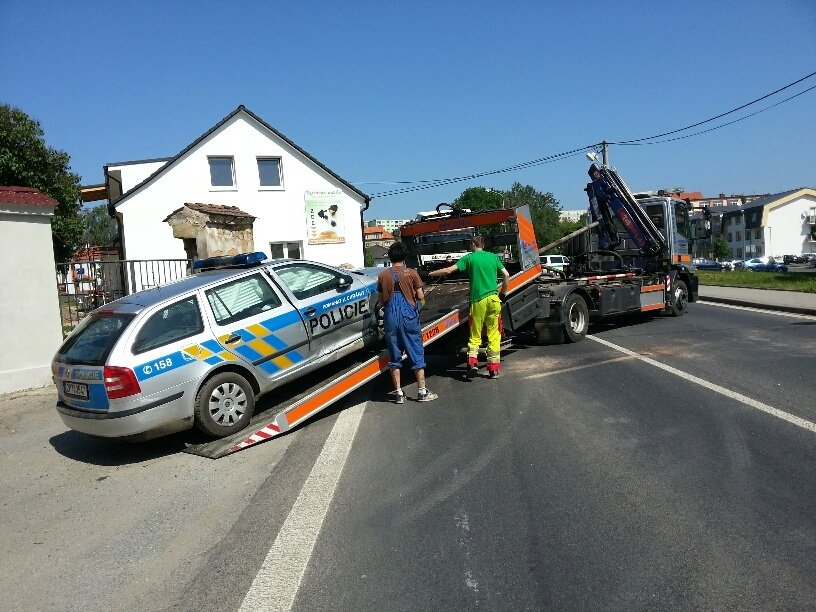 Při pronásledování auta se v Kaznějově zranili tři policisté.
