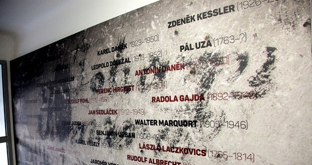 Vstupní tabule v káznici na Cejlu se smíchanými jmény obětí nacismu a komunismu i jejich mučitelů