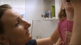 Náhradní maminka Štěpánka (32) byla v šoku, když šla malé Vanesce (2) čistit zuby. Holčičky chrup byl celý černý a zkažený