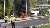 Kbelskou ulici zablokovalo hořící auto! Požár silnici obousměrně uzavřel, tvořily se kolony