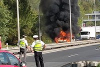 Kbelskou ulici zablokovalo hořící auto! Požár silnici obousměrně uzavřel, tvořily se kolony