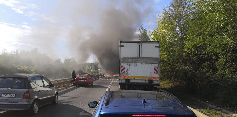 Ve Kbelské ulici hořelo auto.