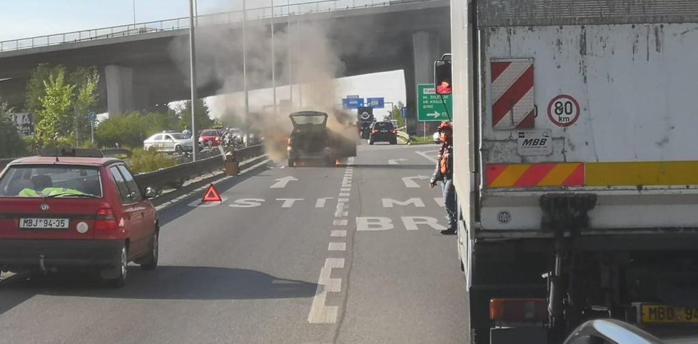 Ve Kbelské ulici hořelo auto.