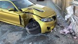 Zlaté luxusní BMW totálně zničené: Řidič ve Kbelské auto obmotal kolem lampy, pak narazil do domu
