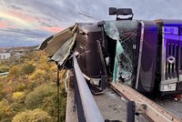 Děsivá nehoda ve Kbelské: Kamion prorazil svodidla a převrátil se na bok!