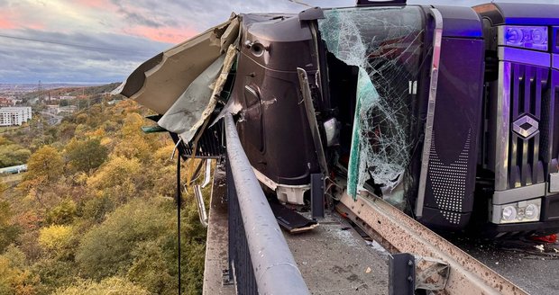 Nehoda kamionu ve Kbelské, 28. října 2025.