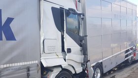 Další nehoda zablokovala dálnici D5: Na Tachovsku se srazily dva kamiony. (Ilustrační foto)
