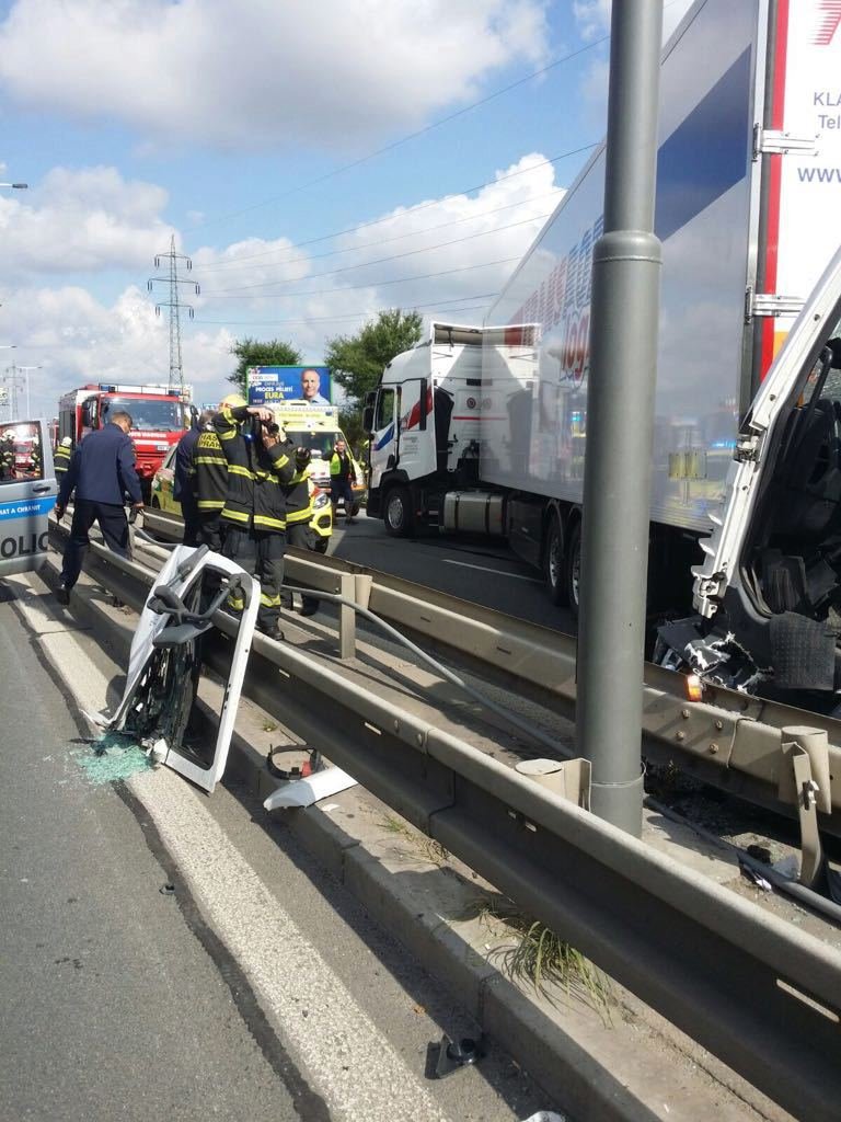 Dopravní nehoda uzavřela průjezd Kbelskou ulicí.