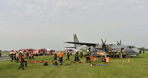 Záchranáři ve středu na vojenském letišti v Praze-Kbelích nacvičovali zásah při letecké nehodě. Akce se zúčastnilo asi 230 lidí.