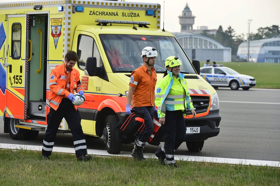 Záchranáři ve středu na vojenském letišti v Praze-Kbelích nacvičovali zásah při letecké nehodě. Akce se zúčastnilo asi 230 lidí.