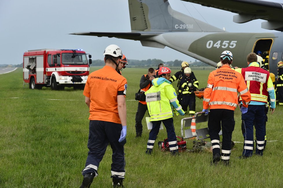 Záchranáři ve středu na vojenském letišti v Praze-Kbelích nacvičovali zásah při letecké nehodě. Akce se zúčastnilo asi 230 lidí.