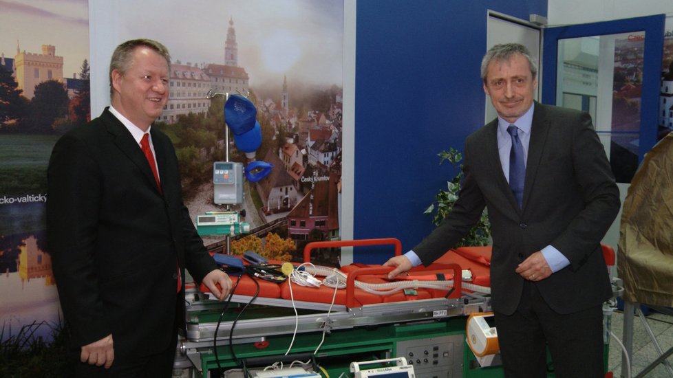 Ministři Němeček a Stropnický podepsali spolupráci mezi zdravotnictvím a armádou při snaze zachránit děti v kritickém stavu.