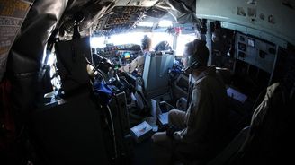 OBRAZEM: Tankování v šesti kilometrech nad zemí. Nejvýše položená „pumpa“ se jmenuje KC-135