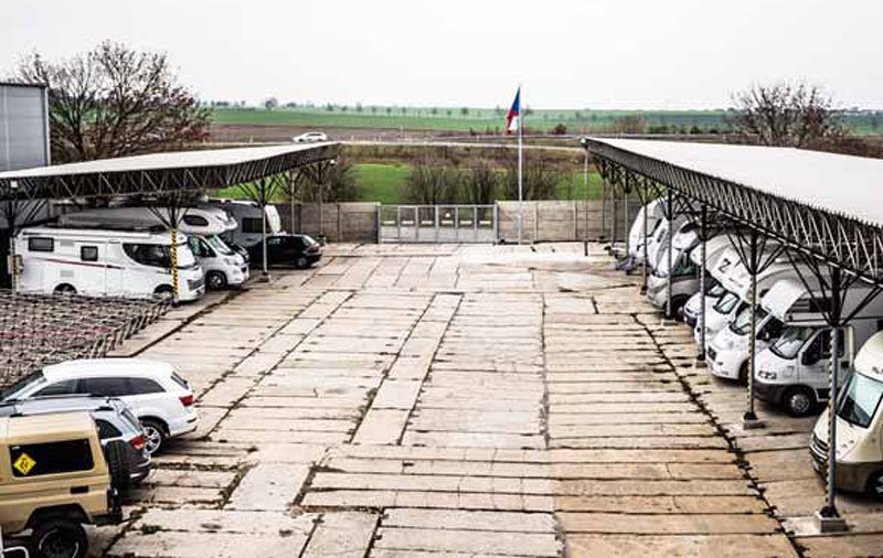 Kde zaparkovat karavan: Hlídaná parkoviště s přístřešky