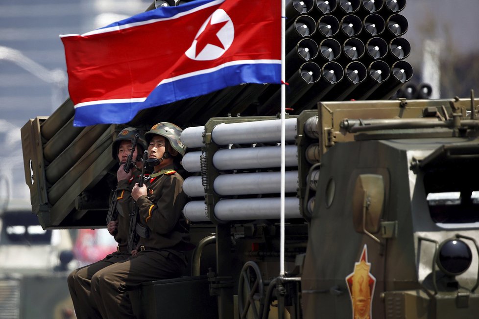 Severní Korea oslavila 105. výročí narození zakladatele komunistického režimu Kim Ir-sena vojenskou přehlídkou, na které mimo jiné ukázala nové zbraně.