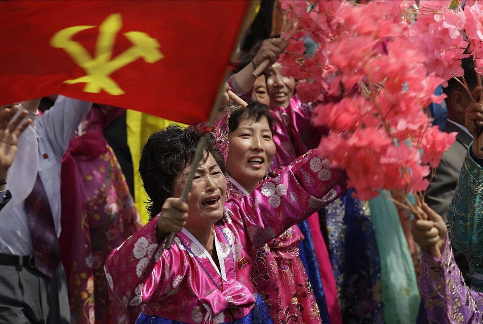 Severní Korea oslavila 105. výročí narození zakladatele komunistického režimu Kim Ir-sena vojenskou přehlídkou, na které mimo jiné ukázala nové zbraně.