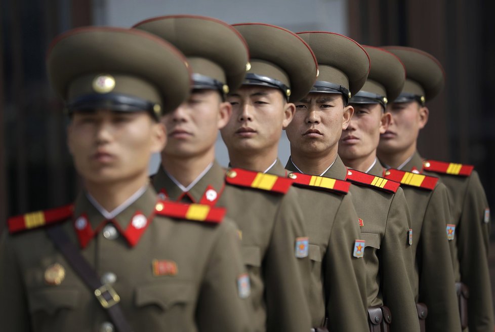 Severní Korea oslavila 105. výročí narození zakladatele komunistického režimu Kim Ir-sena vojenskou přehlídkou, na které mimo jiné ukázala nové zbraně.