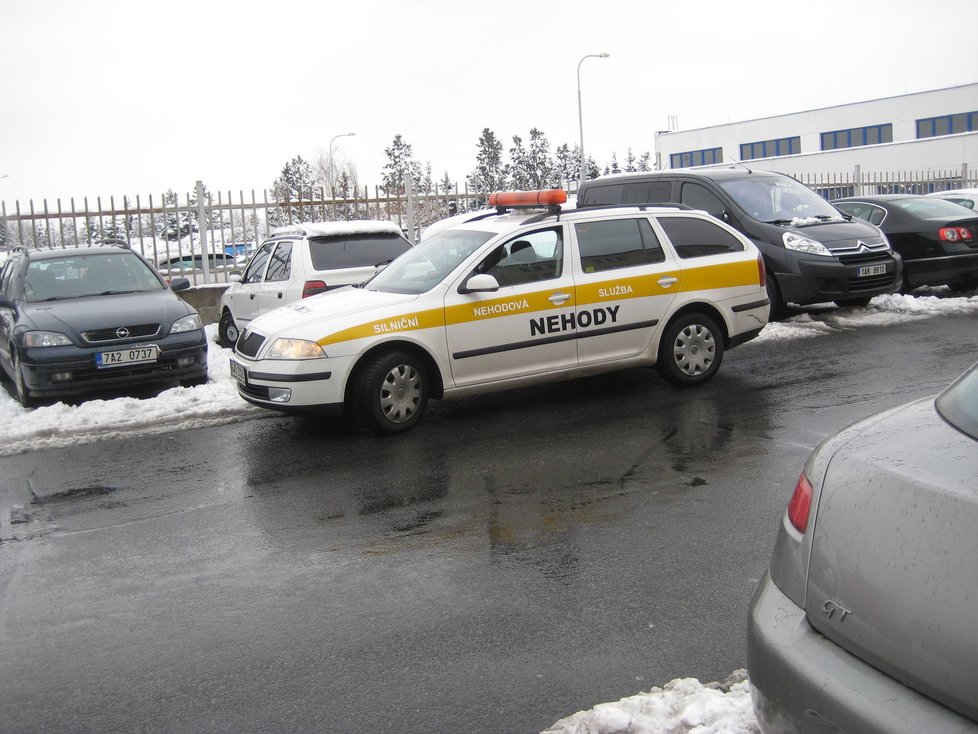 U dvanácti nehod dorazily na místo hned tři vozy asistenčních služeb.  Že by to byla náhoda, si může myslet jen blázen