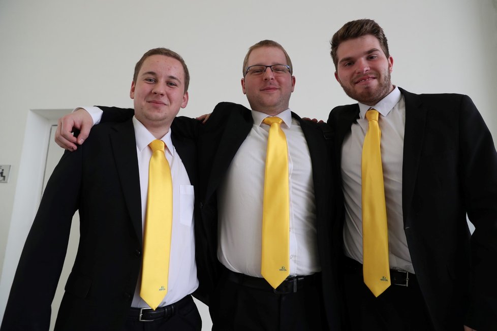 Slet žlutých kravat. Většina mužských delegátů se vybavila na sjezd KDU-ČSL žlutou kravatou