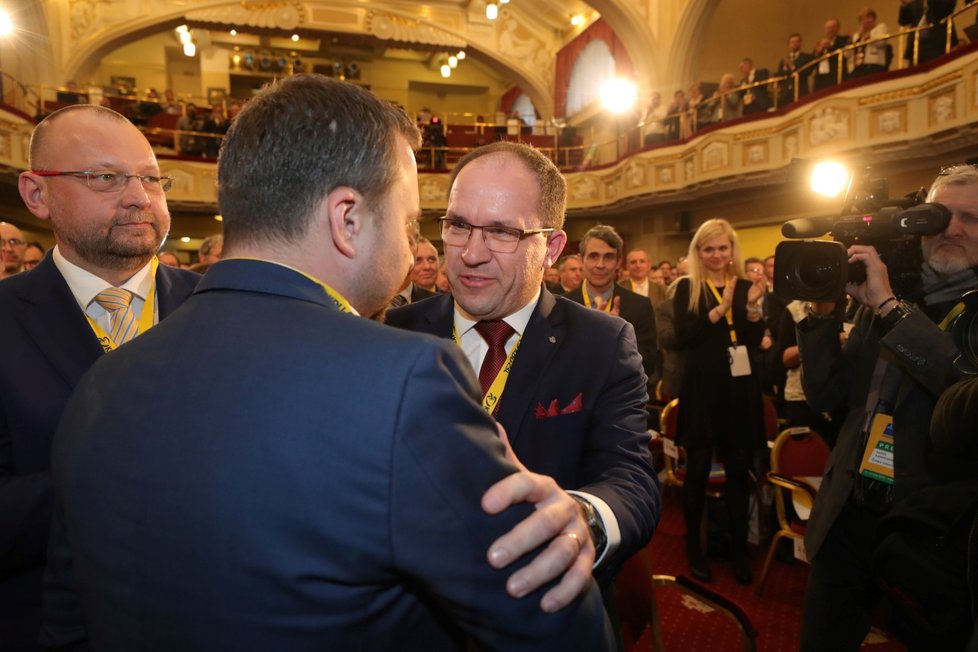 Mimořádný sjezd KDU-ČSL: Výborný gratuluje Jurečkovi (25. 1. 2020).