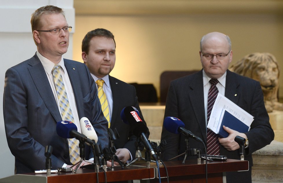 Šéf lidovců Pavel Bělobrádek vlevo, vpravo Daniel Herman - oba chtějí do Senátu.