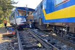 Ve Kdyni se srazil osobní vlak s lokotraktorem táhnoucím měřící vůz.