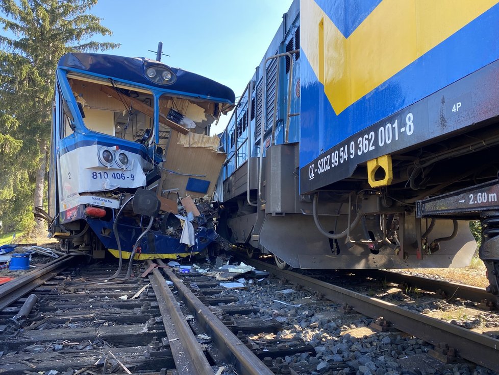 Ve Kdyni se srazil osobní vlak s lokotraktorem táhnoucím měřící vůz.