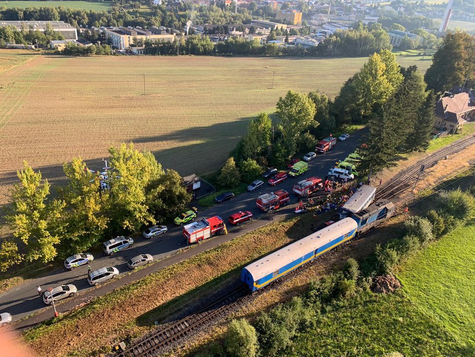 Ve Kdyni se srazil osobní vlak s lokotraktorem táhnoucím měřící vůz.