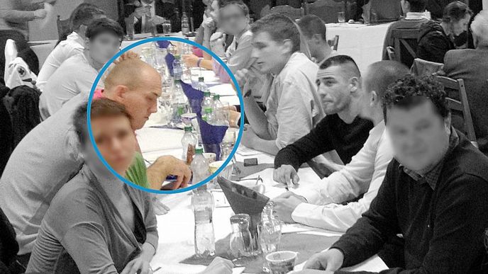 Když mistr hlasuje. Držitel světové trofeje v thaiboxu kategorie IFMA z roku 2010 Luboš Raušer coby nadějný hlasující straník na oblastním sněmu na Zbraslavi. Když mistr hlasuje. Držitel světové trofeje v thaiboxu kategorie IFMA z roku 2010 Luboš Raušer coby nadějný hlasující straník na oblastním sněmu na Zbraslavi.