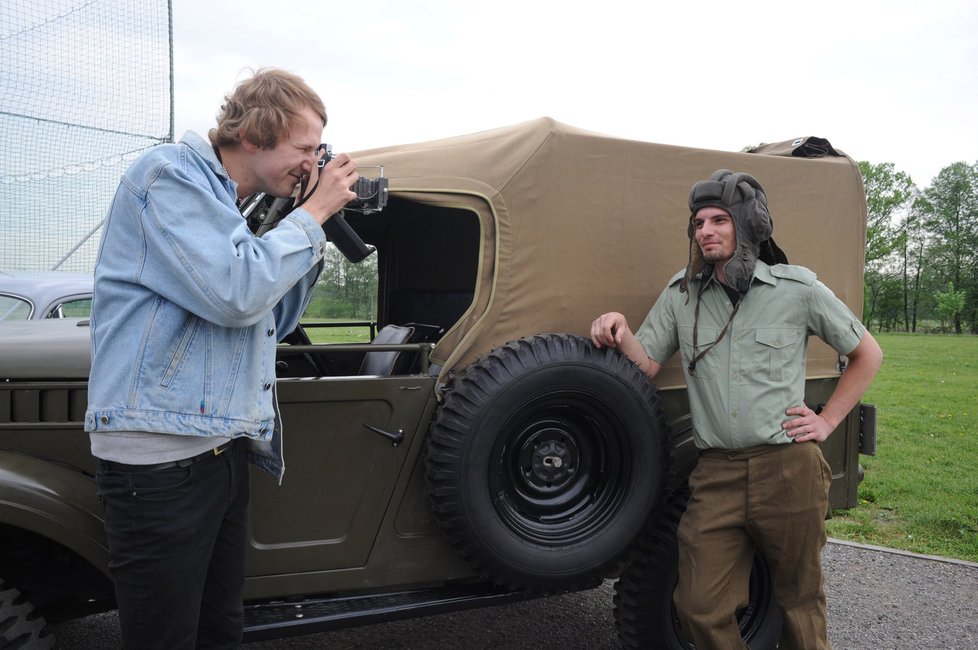 Zdeněk (vlevo) si kromě starých aut oblíbil i historické fotoaparáty, jak nám při focení dokázal