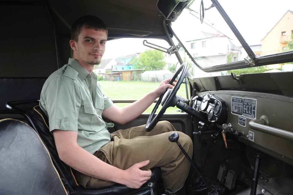 Jan Pleva pomáhal tatínkovi uvést auto do původního stavu. Teď se o něj dělí.