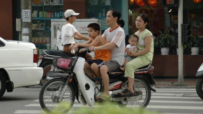 Když na to přijde, sveze moped tolik lidí, co osobní automobil