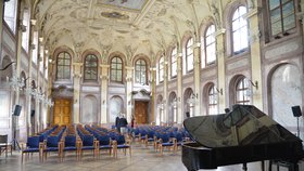 Hlavní sál ve Valdštejnském paláci. Konala se zde ustavující schůze Senátu a zasedání první dva roky.