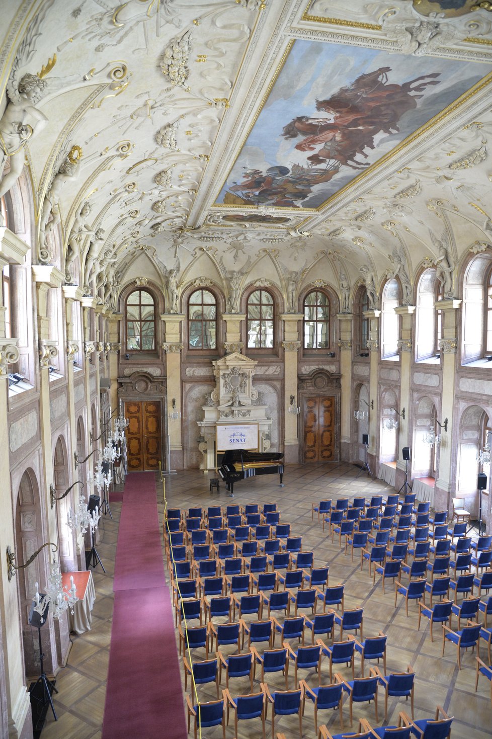 Hlavní sál ve Valdštejnském paláci. Konala se zde ustavující schůze Senátu a zasedání první dva roky.