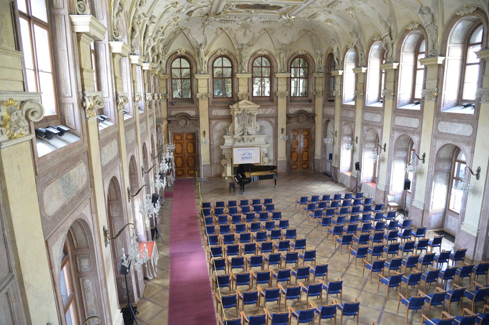 Hlavní sál ve Valdštejnském paláci. Konala se zde ustavující schůze Senátu a zasedání první dva roky.