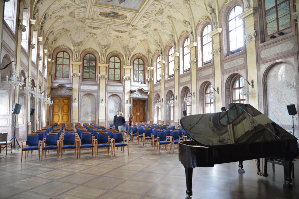 Hlavní sál ve Valdštejnském paláci. Konala se zde ustavující schůze Senátu a zasedání první dva roky.