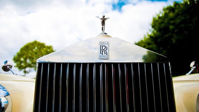 Když Rolls-Royce v listopadu varoval investory před nižším ziskem již počtvrté za rok 2015, spadly mu akcie o 20 procent.