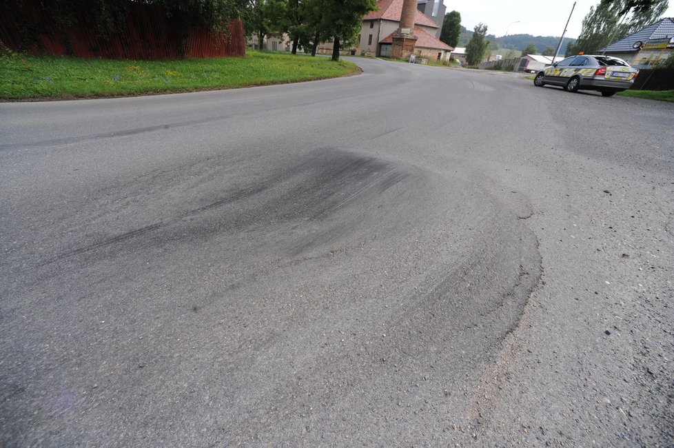 Nebezpečné jsou i výmoly, které způsobila těžká kamionová doprava. V takových hrozí stržení ochranného krytu motoru nebo proražení olejové vany. To samozřejmě v případech, kdy jedete rychle a auto se v jámě zhoupne.