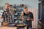 Chcete vidět, jak to vypadá v kuchyni, když vaří táta? Nechte se inspirovat sympatickým a nesporně charismatickým šéfkuchařem Martinem Polačkem, který zůstal se svými dvěma syny sám.